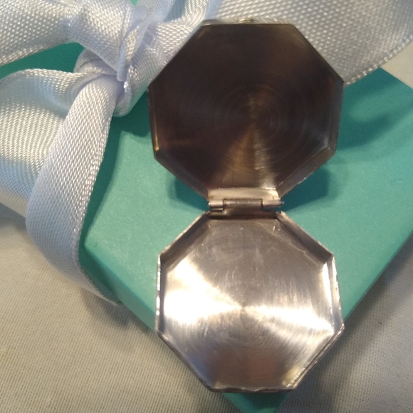 Vintage Sterling Silver Engraved Octagonal Pill Snuff Box - Picture 5 of 8